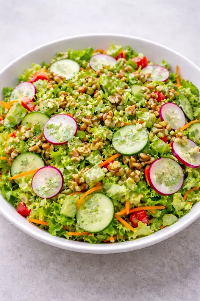Ensalada en cuadritos con nueces de nogal y limón