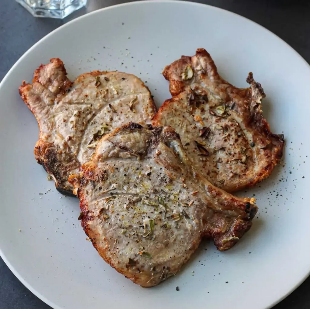 Chuleta de cerdo asada con chimichurry ahumado