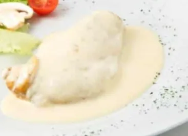 FIlete de pollo en salsa blanca