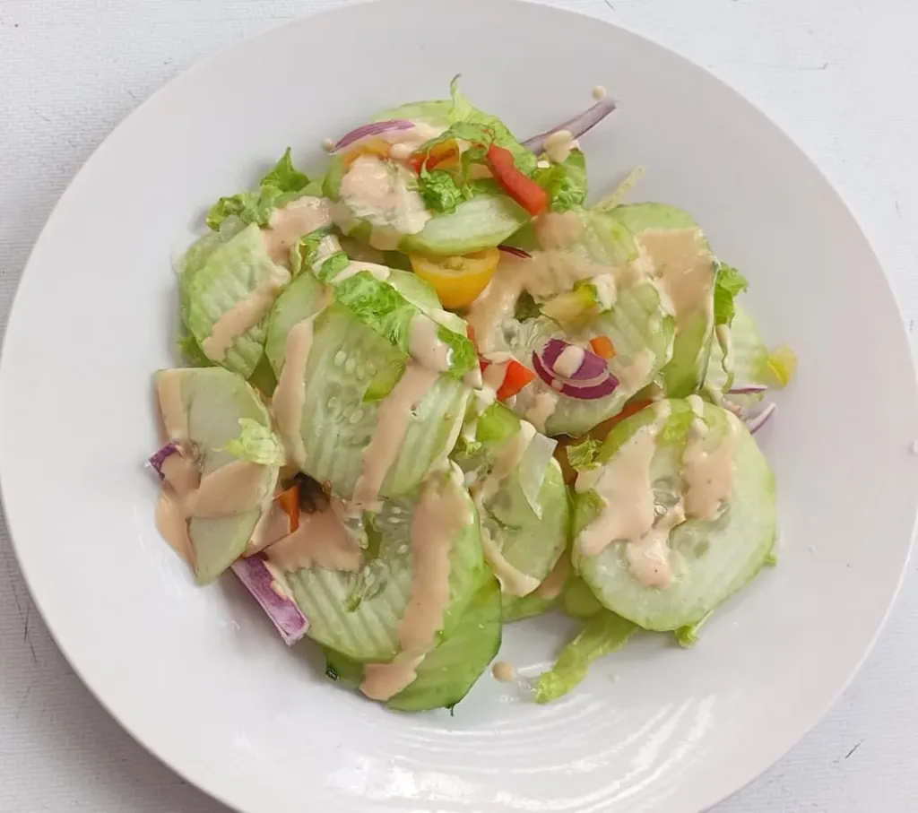 Ensalada mixta con aderezo Mil Islas.