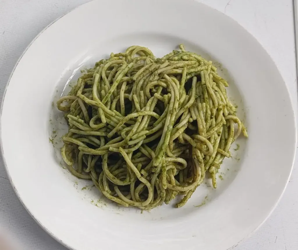Fideos con salsa de espinaca