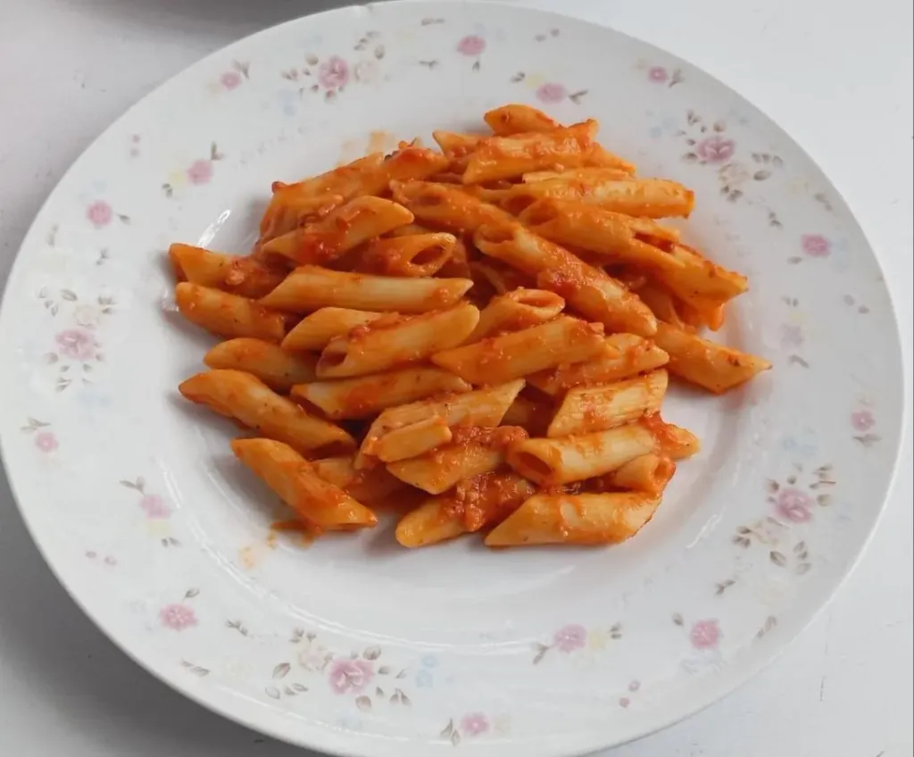 Fideos pluma en salsa cremosa