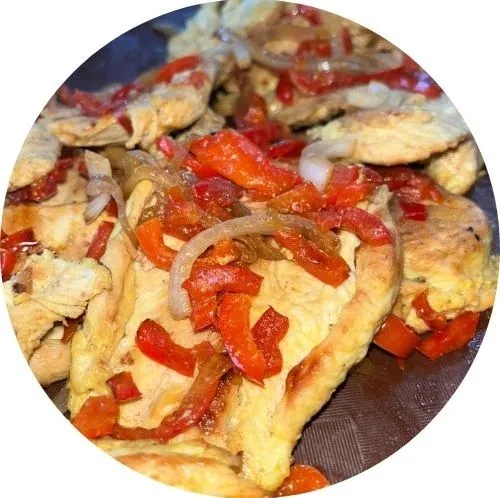 Filete de pollo con chile pimiento y cebollín