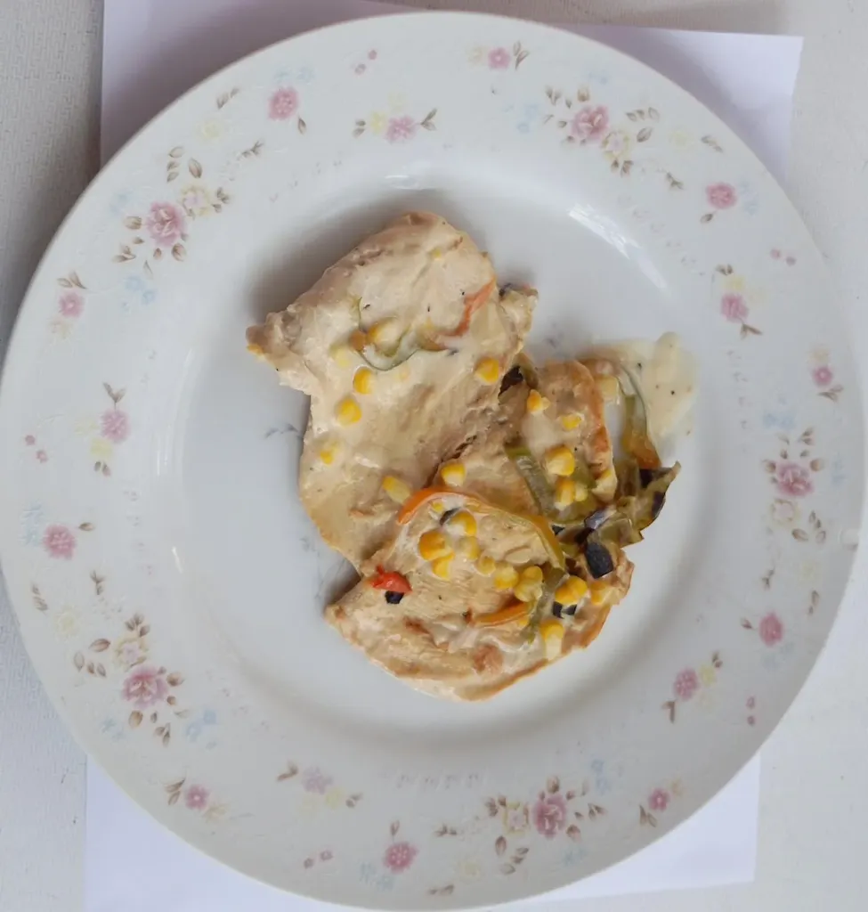 Filete de pollo en crema con chile asado y elotitos