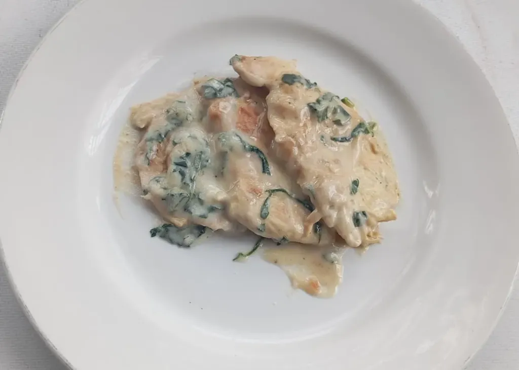 Filete de pollo en salsa blanca con espinacas