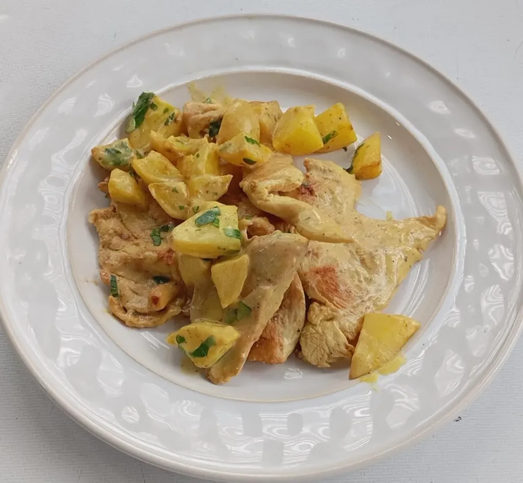 Filete de pollo en salsa con papitas