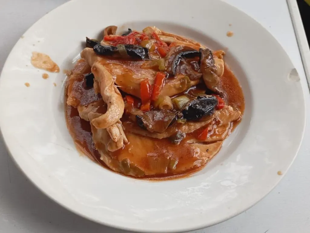 Filete de pollo en salsa roja y champiñones
