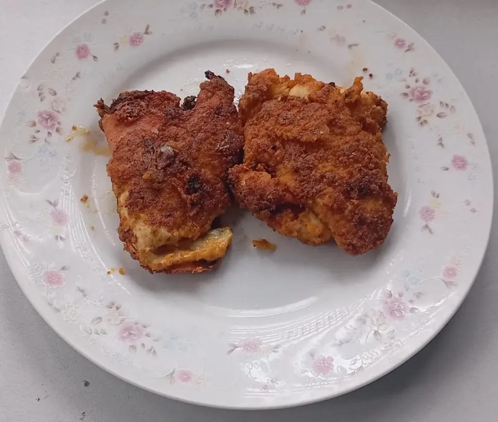 Filete de pollo relleno y empanizado