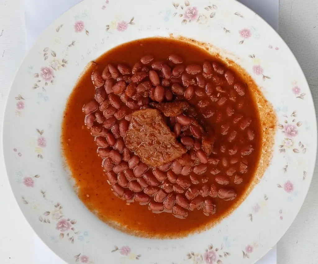 Frijoles colorados con chicharrón