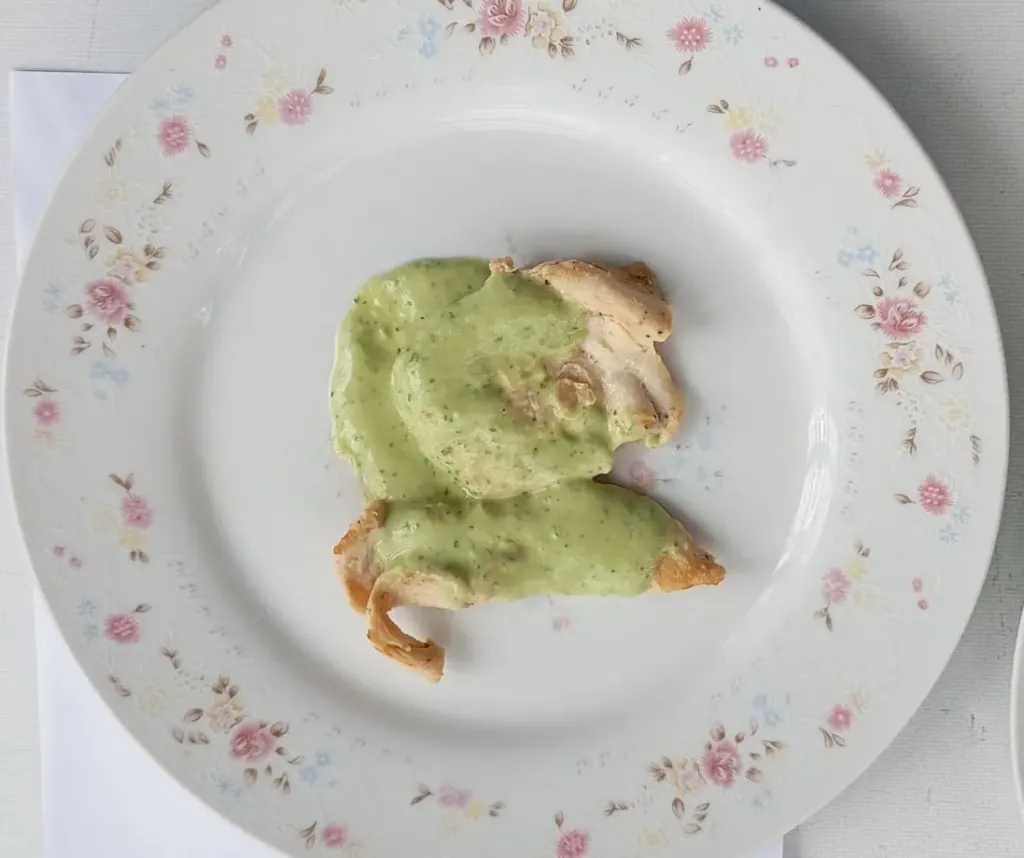 Filete de pechuga de pollo en salsa verde