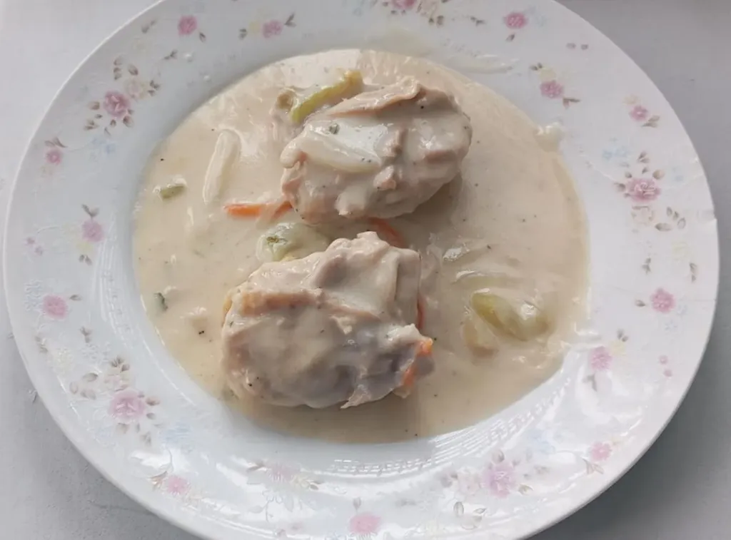 Pollo en crema con loroco (Pechuga)