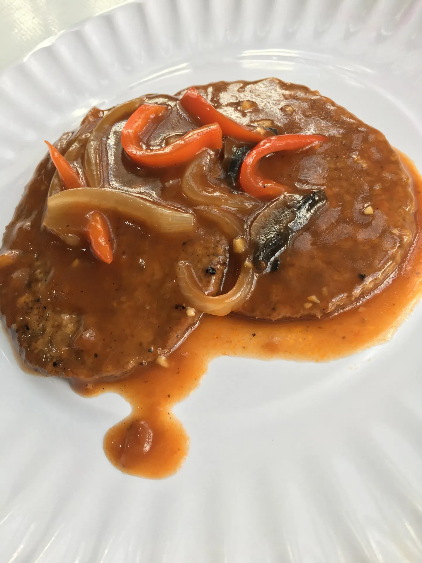 Tortitas de carne en salsa y verduras